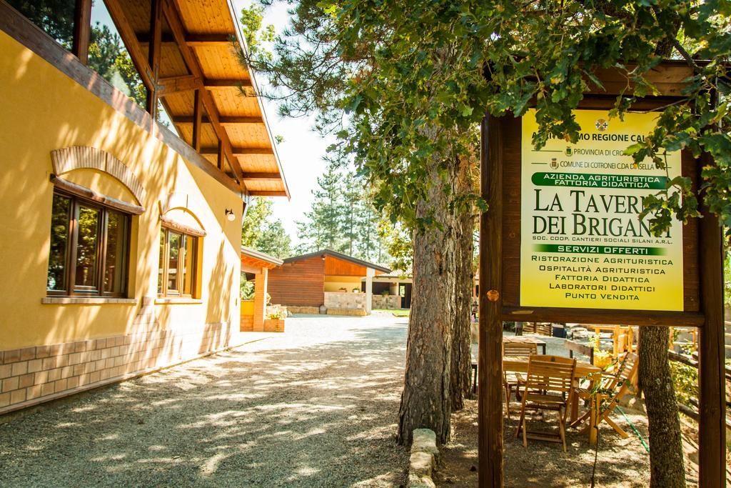 La Taverna Dei Briganti Cotronei Bagian luar foto